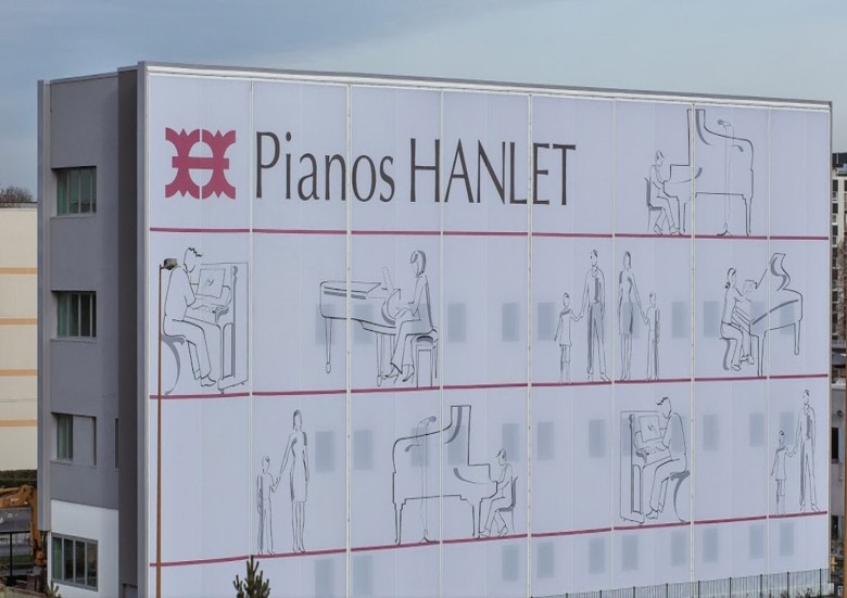 La facciata tessile realizzata da Solaris Architettura per Pianos Hanlet (Parigi) dimostra come un rivestimento leggero possa trasformare radicalmente l’immagine di un edificio, creando un equilibrio tra design, funzionalità e atmosfera.